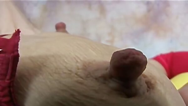 Витката црвенокоса бебенце Линда Свит се забива во нејзината анална дупка во поза во стил на каубојка