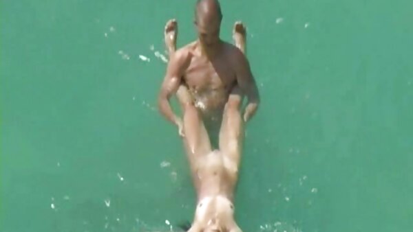 Разгалената русокоса девојка ја милува својата тесна пичка во жежок порно клип за соло мастурбација